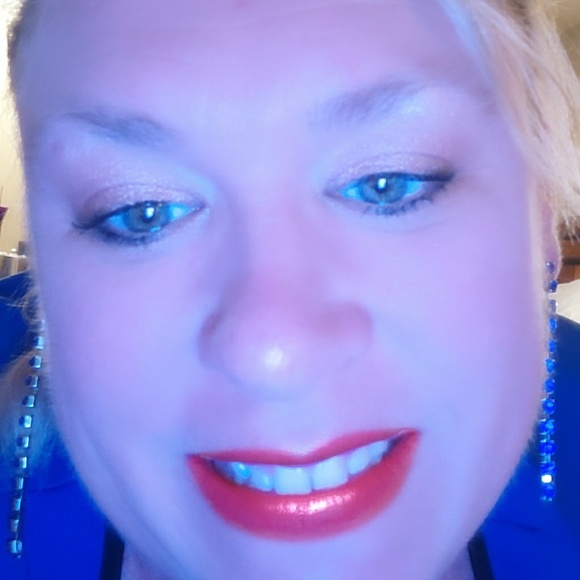 Meet your Posh Ambassador, Jilleen 🌞 - Picture 2 of 4